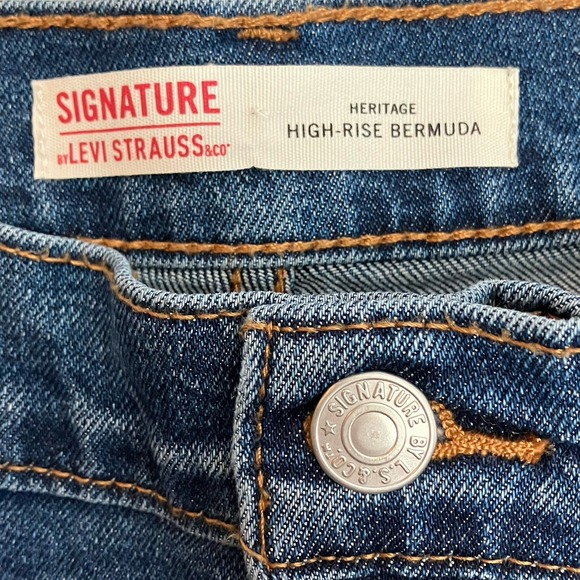 Levis Womens Blue Signature Heritage High‎ Rise Bermuda Cut Off Jean Shorts Sz 8 - Picture 5 of 6